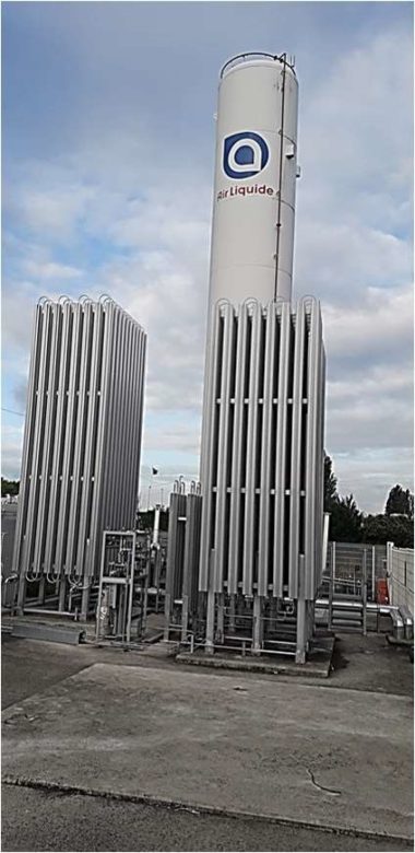 gaz cryogénique GNL est stocké dans un réservoir vertical