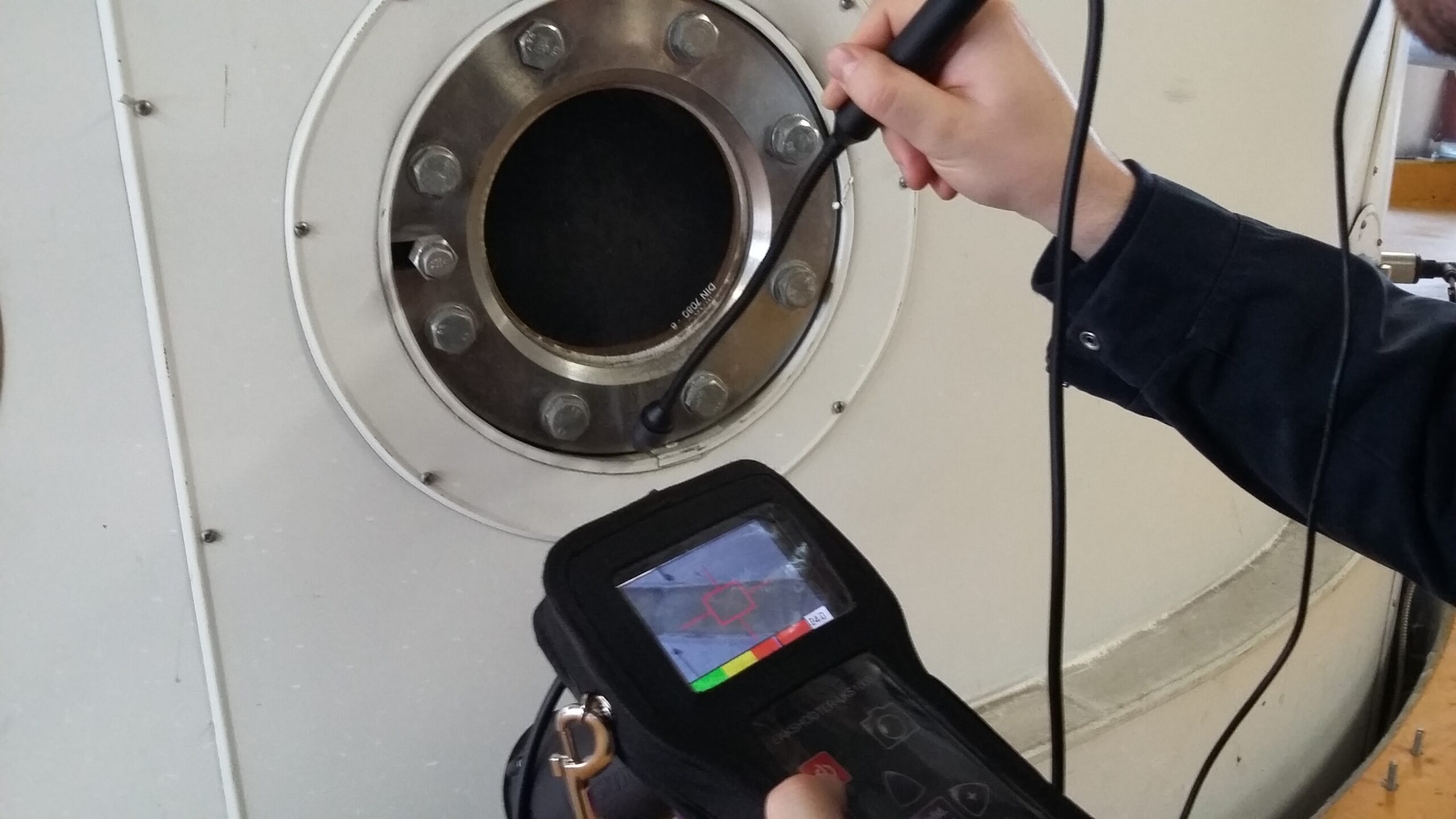 Tightness testing with the LEAKSHOOTER V2 and the flexible probe